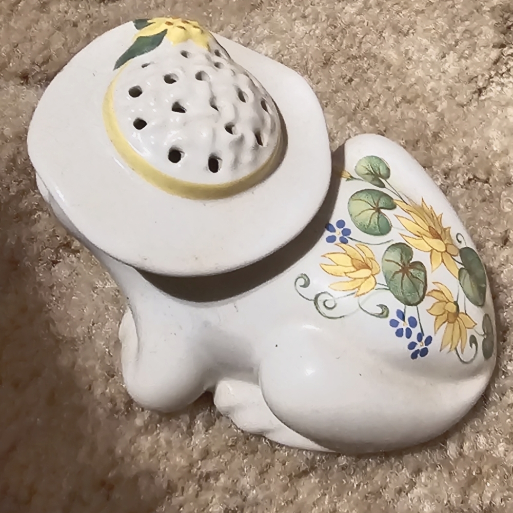 Set of AVON ceramic frog potpourri scent holders